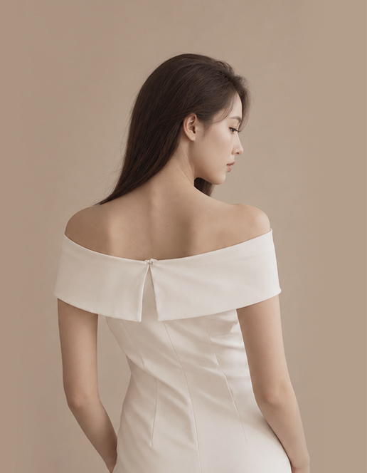 흰 드레스를 입은 여성의 자연스러운 뒷모습